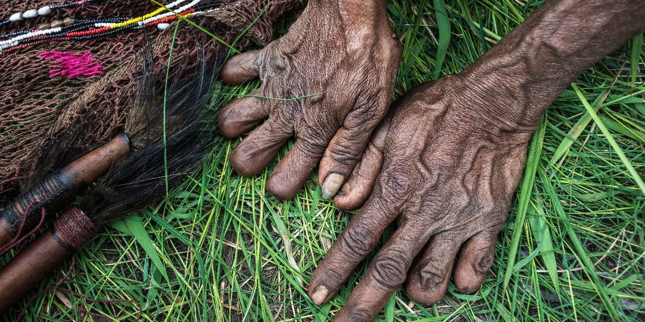 Tradisi Potong Jari Ritual Ekstrem Simbol Pengorbanan