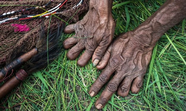 Tradisi Potong Jari Ritual Ekstrem Simbol Pengorbanan