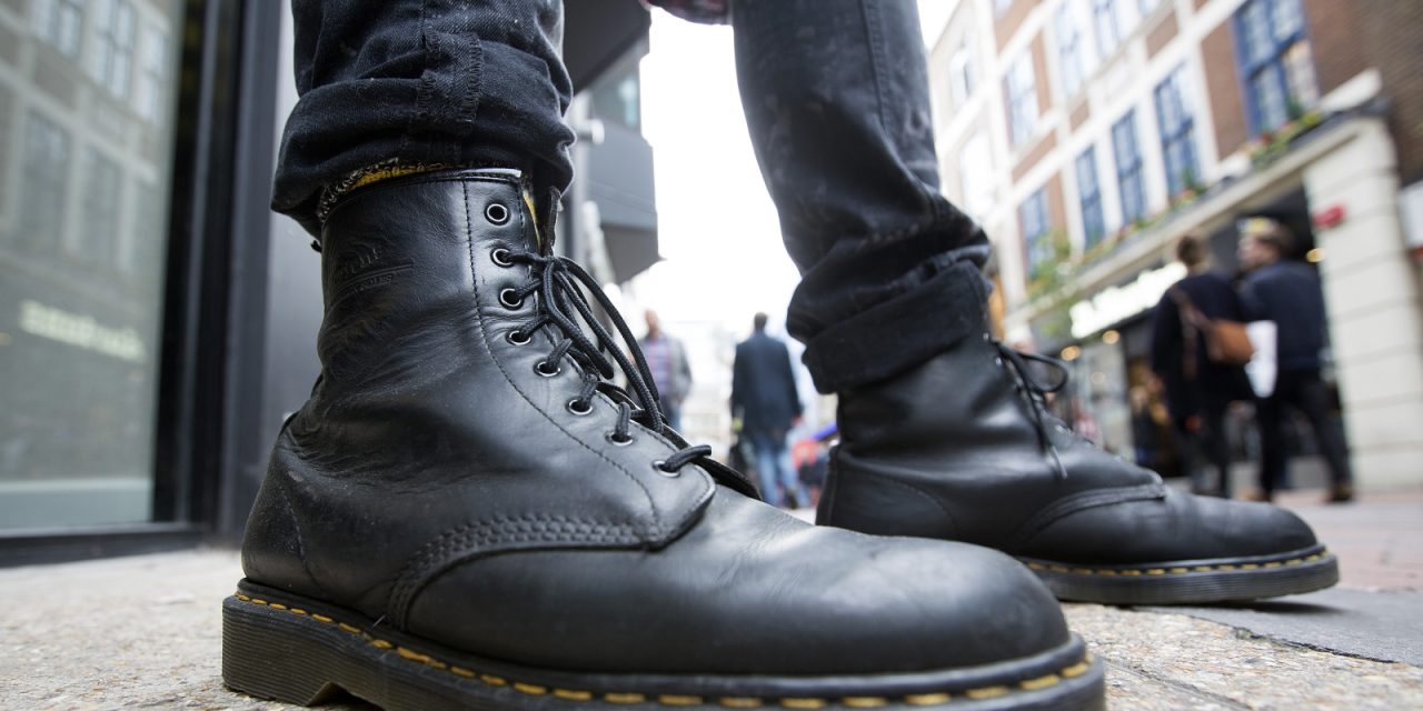 Dr. Martens 1460 Siluet Klasik Dengan Ciri Khas Jahitan Kuning