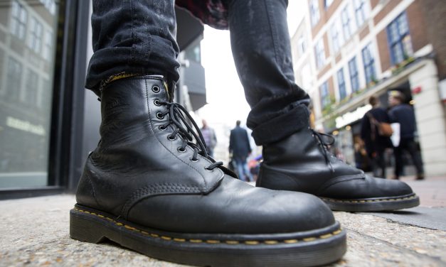 Dr. Martens 1460 Siluet Klasik Dengan Ciri Khas Jahitan Kuning