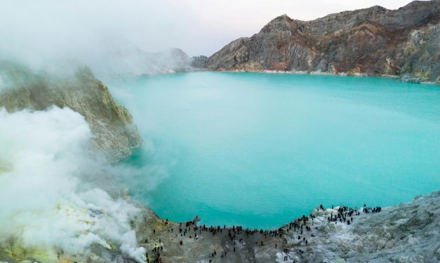 Mahakarya Alam: Eksplorasi Mendalam Kawah Ijen