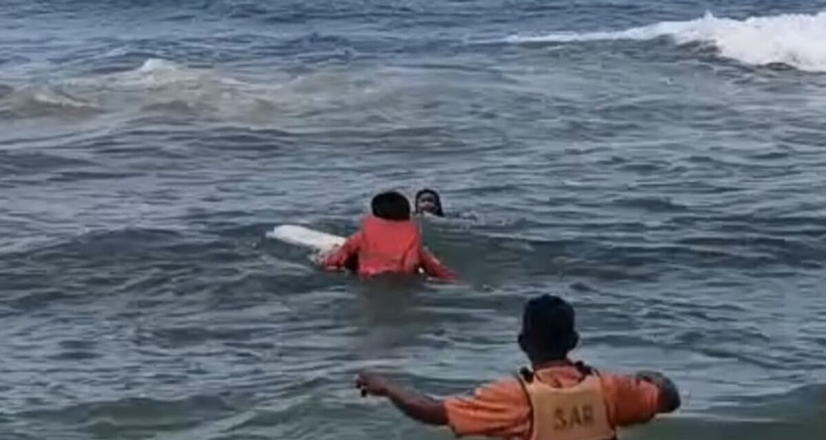 Hampir Hanyut, 3 Pengunjung Pantai Drini Terselamatkan Rescue