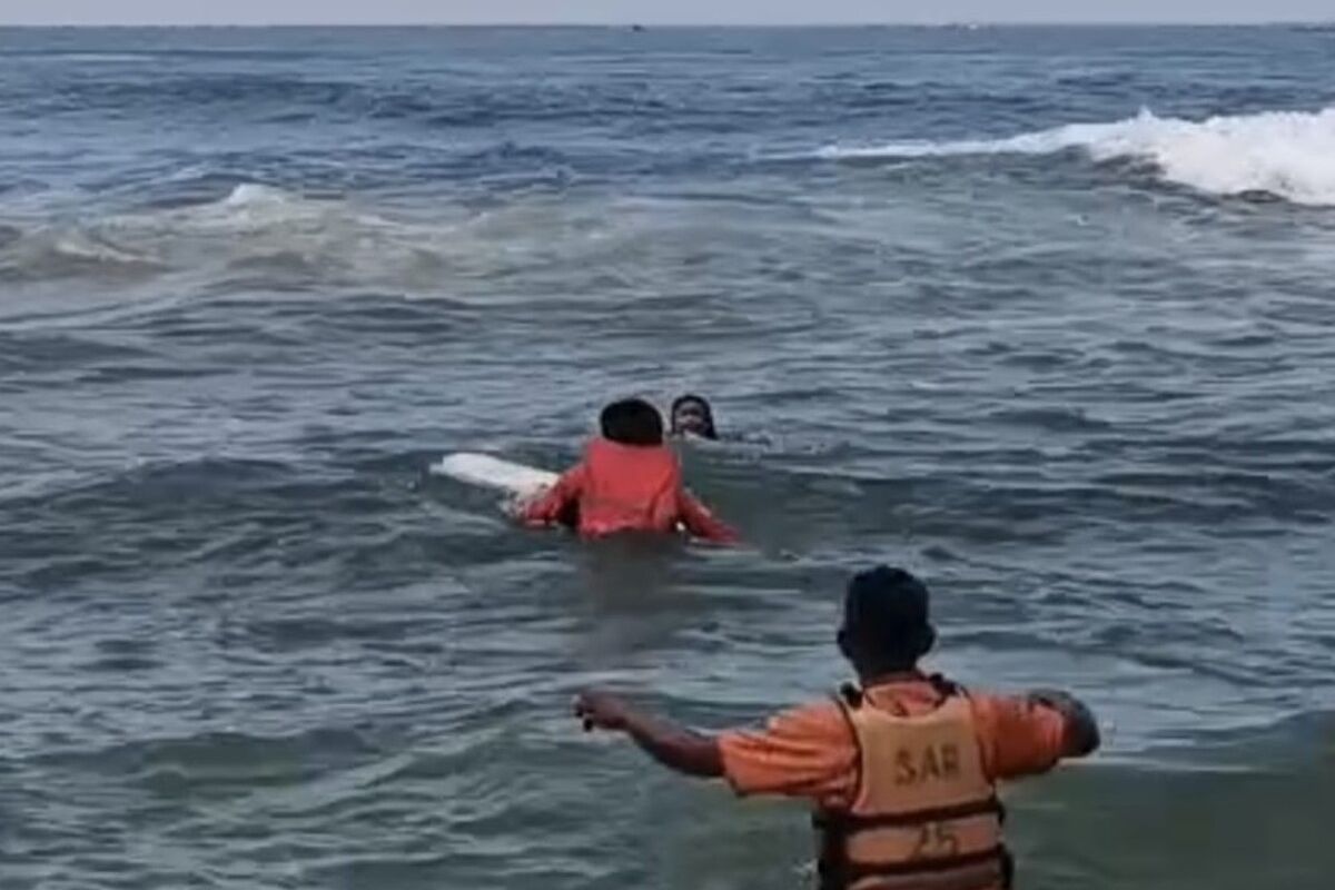 Hampir Hanyut, 3 Pengunjung Pantai Drini Terselamatkan Rescue