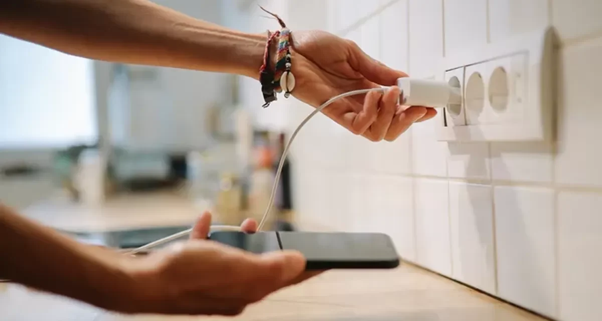 Nempel Terus? Intip Risiko Ngeri Kalau Lupa Cabut Charger HP