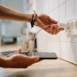 Nempel Terus? Intip Risiko Ngeri Kalau Lupa Cabut Charger HP