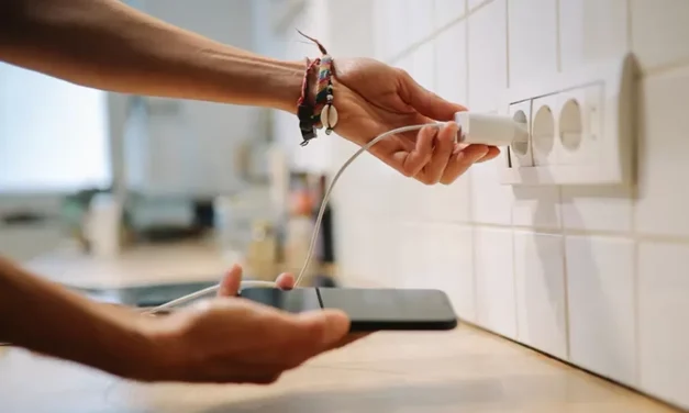 Nempel Terus? Intip Risiko Ngeri Kalau Lupa Cabut Charger HP