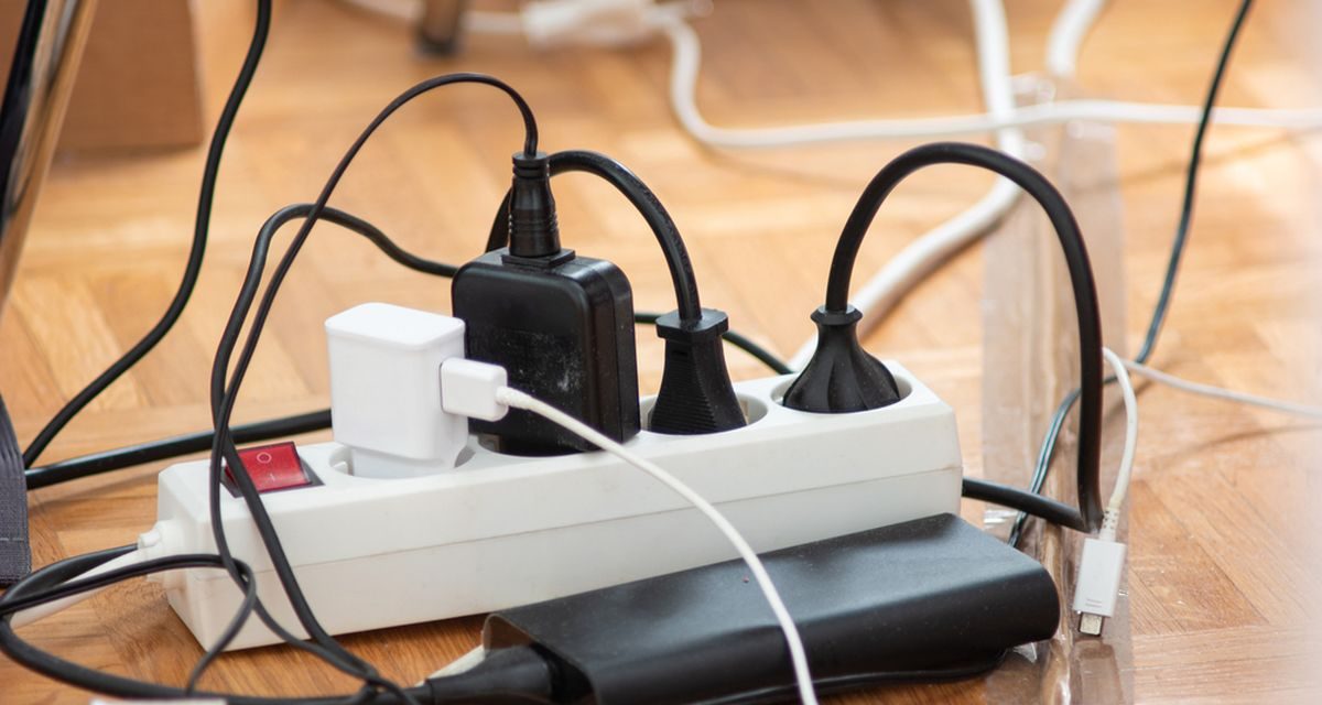 Konsekuensi Jika Tidak Mencabut Charger HP Sampai Pagi