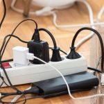 Konsekuensi Jika Tidak Mencabut Charger HP Sampai Pagi