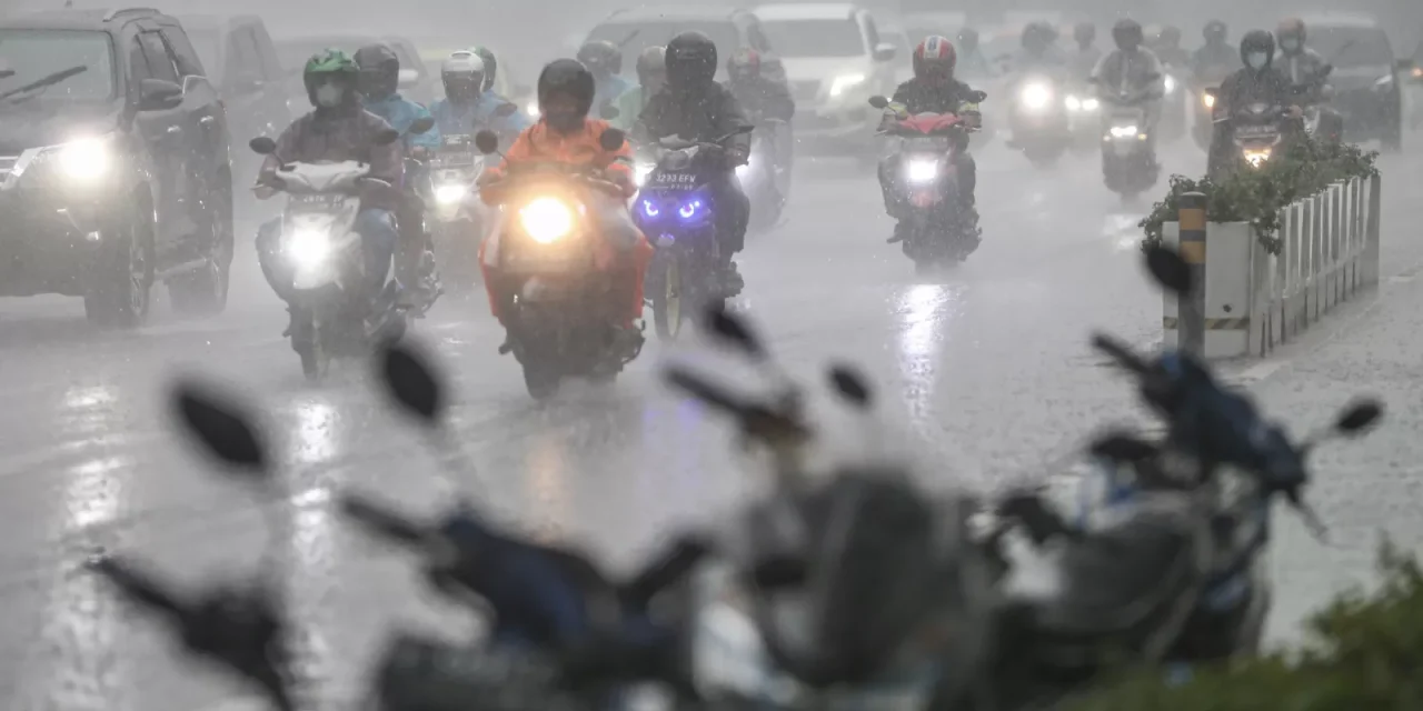 Tantangan Berkendara Saat Musim Hujan Yang Wajib Waspada