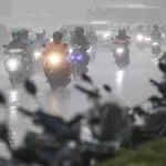 Tantangan Berkendara Saat Musim Hujan Yang Wajib Waspada