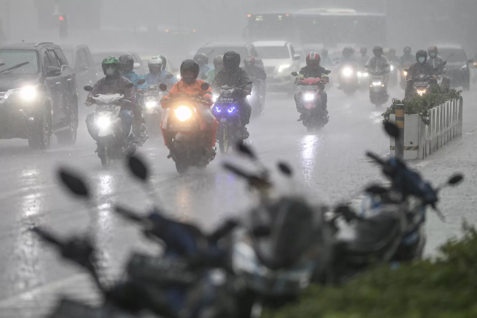 Tantangan Berkendara Saat Musim Hujan Yang Wajib Waspada