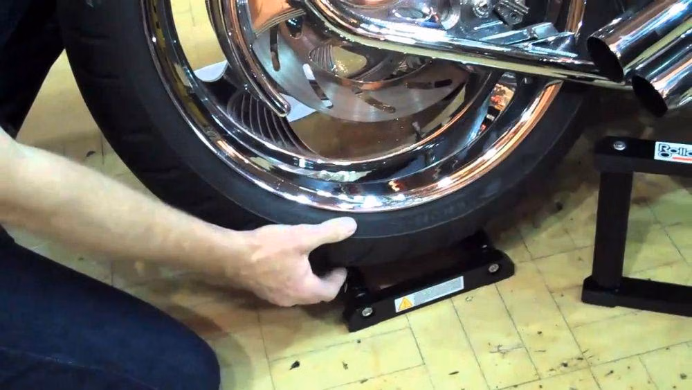 Ban Motor Cepat Botak? Cek Dulu Tekanan Anginnya!