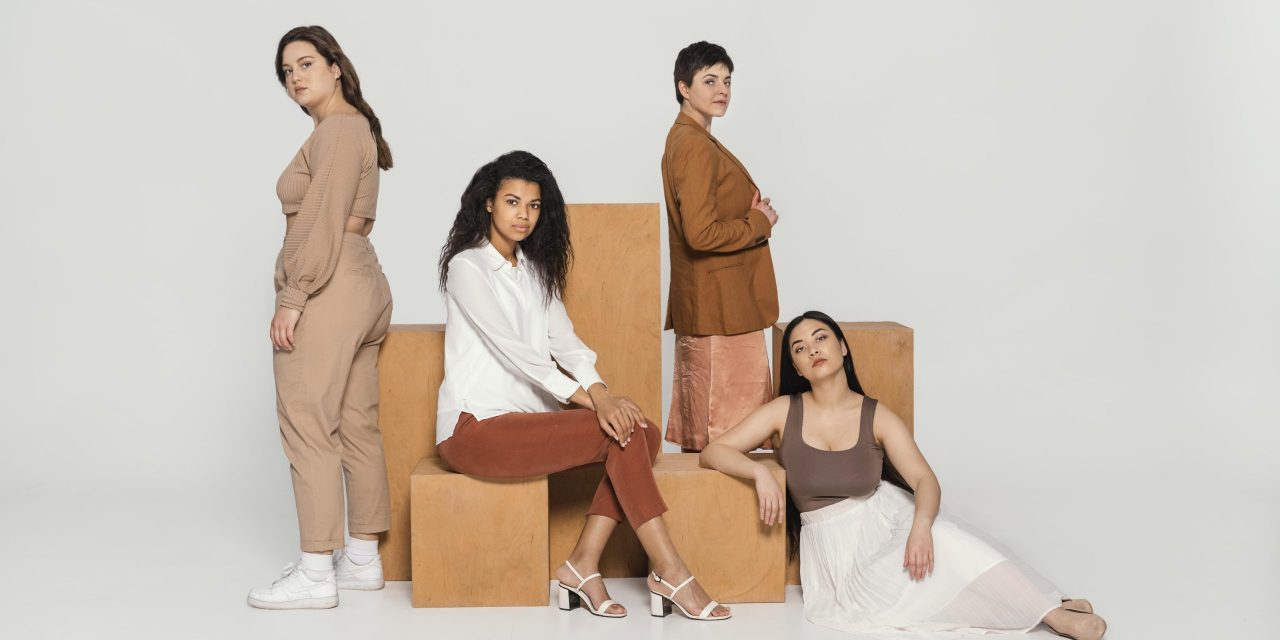 Bikin Cerah! Ini Pilihan Warna Baju Terbaik Buat Kulit Gelap