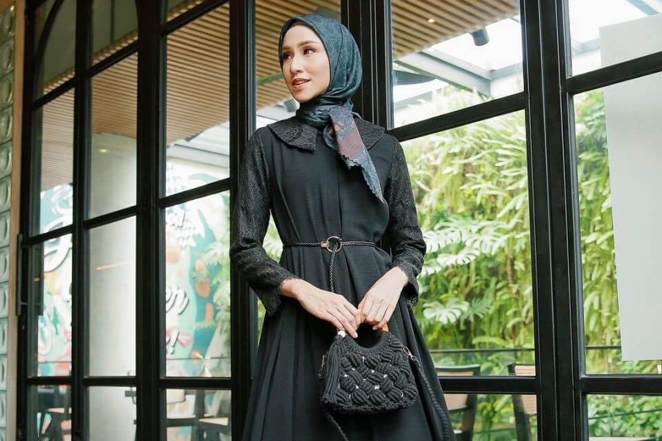 Ide OOTD Dress Hitam Biar Tampil Anggun Dan Berkelas
