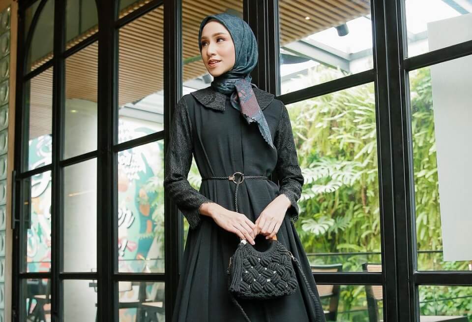 Ide OOTD Dress Hitam Biar Tampil Anggun Dan Berkelas