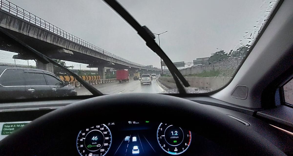 Biar Gak Tergelincir, Ini Tips Nyetir Mobil Pas Hujan Deras