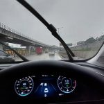 Biar Gak Tergelincir, Ini Tips Nyetir Mobil Pas Hujan Deras