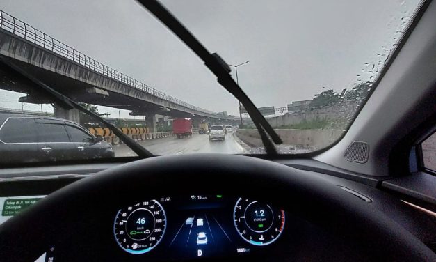 Biar Gak Tergelincir, Ini Tips Nyetir Mobil Pas Hujan Deras