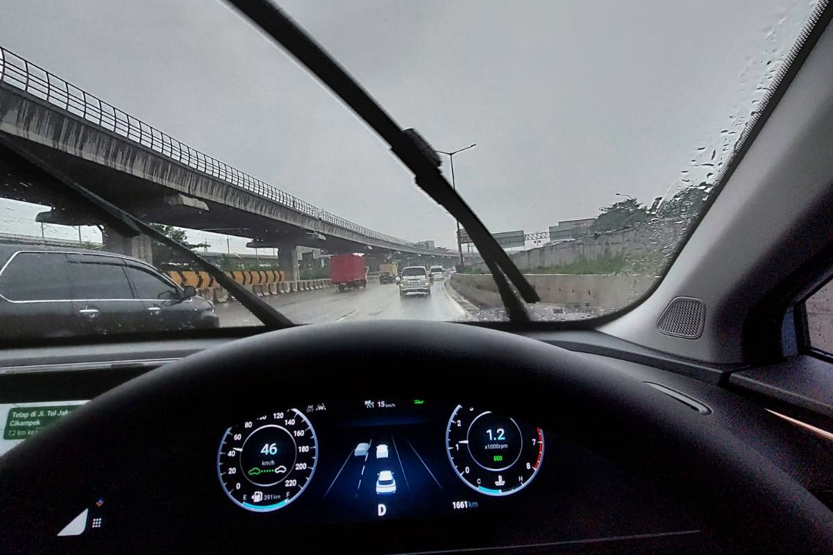 Biar Gak Tergelincir, Ini Tips Nyetir Mobil Pas Hujan Deras